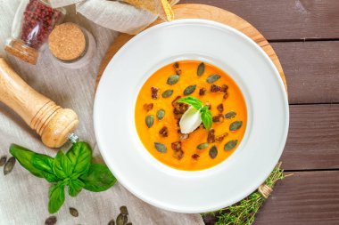 Beyaz tabakta balkabağı çorbası