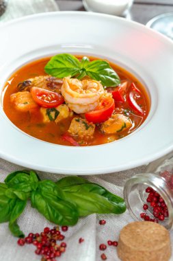 deniz mahsulleri çorbası yüksek açılı görünüş