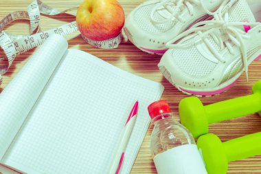 Ahşap arka plan ayakkabı ve spor ekipmanları