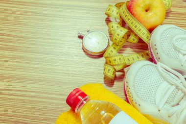 Ahşap arka plan ayakkabı ve spor ekipmanları