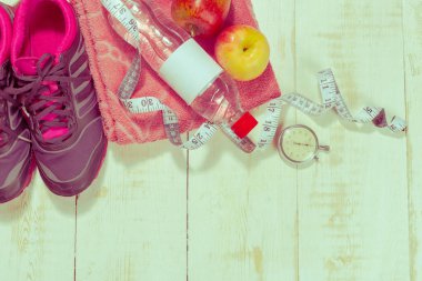 Ahşap arka plan ayakkabı ve spor ekipmanları