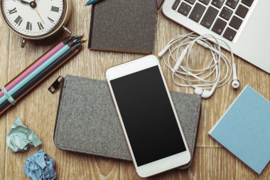 Ofis masaları ile smartphone üstünde o. Yukarıdan görüntülemek 