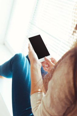 Modern cep telefonu elinde olan kadın 