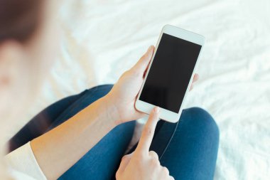 Modern cep telefonu elinde olan kadın 