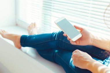 Modern cep telefonu elinde olan kadın 