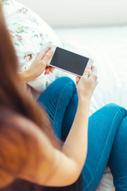 Modern cep telefonu elinde olan kadın 