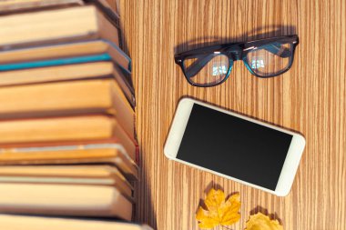 smartphone yükseltilmiş görünümünü ahşap tablo