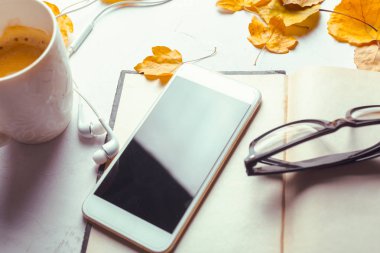 Üstten görünüm smartphone sahte şablon ile siyah ekran