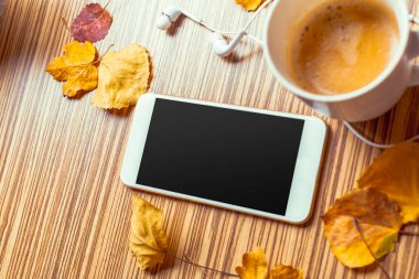 smartphone yükseltilmiş görünümünü ahşap tablo