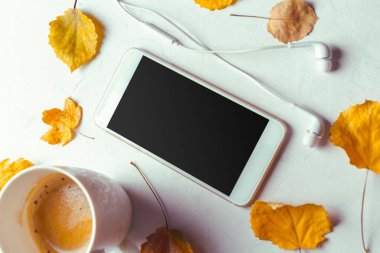 Üstten görünüm smartphone sahte şablon ile siyah ekran