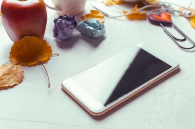 Üstten görünüm smartphone sahte şablon ile siyah ekran