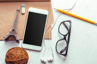 Üstten görünüm smartphone sahte şablon ile siyah ekran