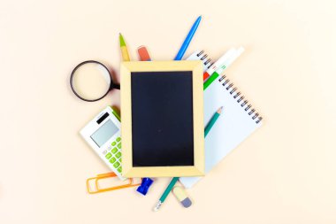 Küçük ahşap çerçeveli boş yazı tahtası üstten görünüm 