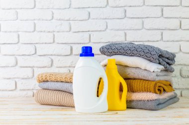 saf giysileri yıkarken sıvı ile