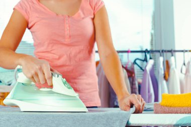 Kadın giysileri Ütü masası üzerinde Ütü Close-up