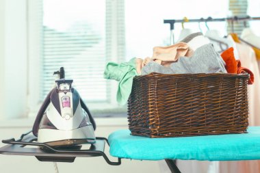 Modern elektrikli demir ve gömlek