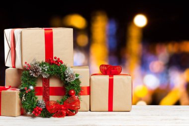 Eski masada hediyeler yığını önden görünümü