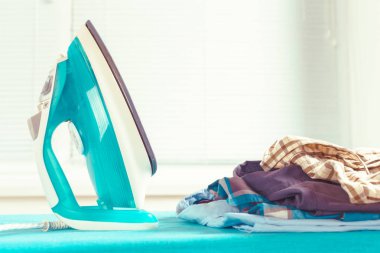 Ütü masası ışık eve iç arka plan üzerinde demir