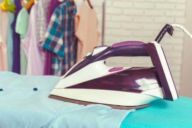 Ütü masası ışık eve iç arka plan üzerinde demir