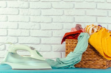 Ütü masası ışık eve iç arka plan üzerinde demir