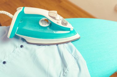 Ütü masası ışık eve iç arka plan üzerinde demir