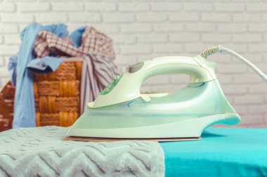 Ütü masası ışık eve iç arka plan üzerinde demir