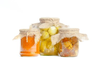 Beyaz arka plan üzerinde izole cam kavanozlarda konserve sebzeler