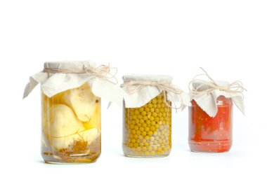 Beyaz arka plan üzerinde izole cam kavanozlarda konserve sebzeler