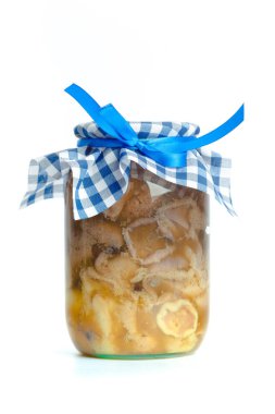 Beyaz arka plan üzerinde izole cam kavanozlarda konserve sebzeler