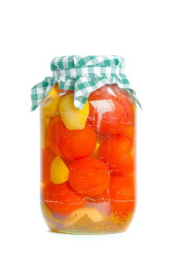 Beyaz arka plan üzerinde izole cam kavanozlarda konserve sebzeler