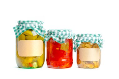 Beyaz arka plan üzerinde izole cam kavanozlarda konserve sebzeler