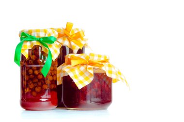 Beyaz arkaplanda reçel bulunan cam kavanozlar