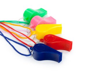 Oyuncak ıslık çok renkli izole üzerinde beyaz arka plan