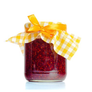 Cam kavanoz reçel beyaz arka plan üzerinde izole ile