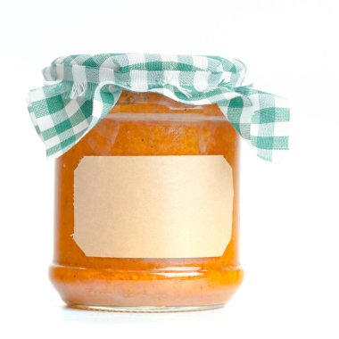 Beyaz arka plan üzerinde izole cam kavanozlarda konserve sebzeler