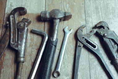 Ahşap rustik arka plan üzerinde çalışma araçları