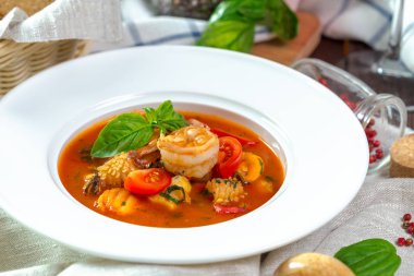 deniz mahsulleri çorbası yüksek açılı görünüş