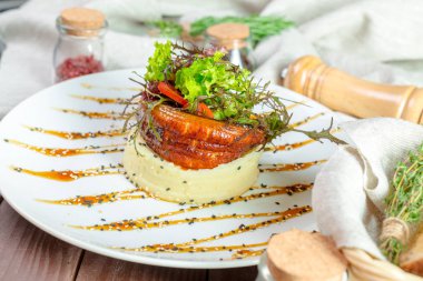 Kızarmış balık ve patates püresi.