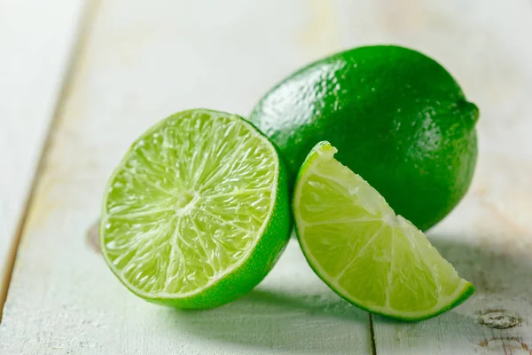 Groene Citrus Vruchten Witte Houten Achtergrond — Stockfoto