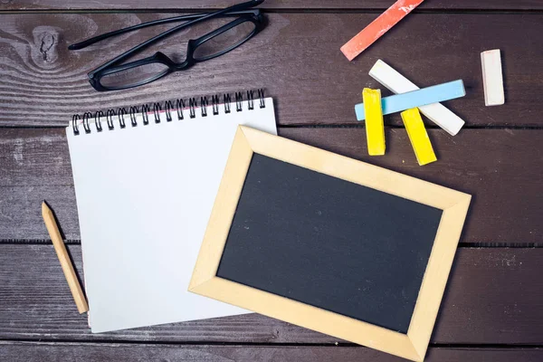 Eski ahşap arka plan üzerinde küçük yazı tahtası