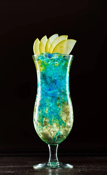Cóctel Azul Curazao Vaso Sobre Fondo Negro —  Fotos de Stock
