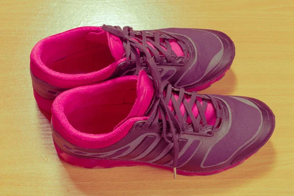 Koşu ayakkabıları ahşap arka plan üzerinde