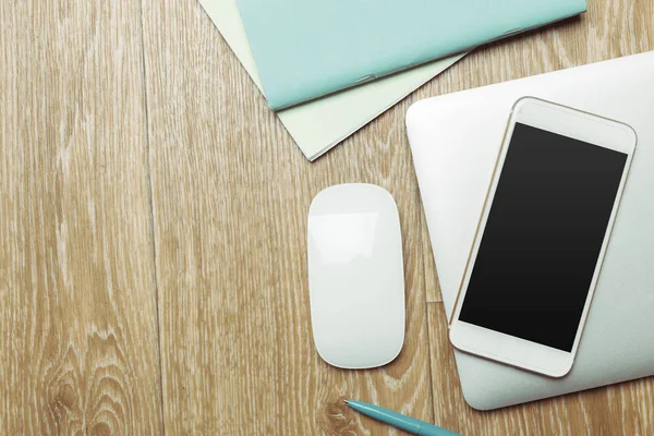 Ofis masaları ile smartphone üstünde o. Yukarıdan görüntülemek 