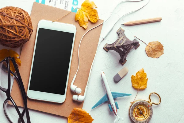 Üstten görünüm smartphone sahte şablon ile siyah ekran