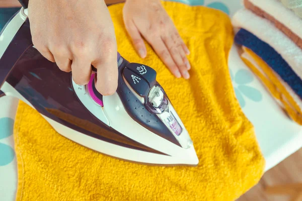 Kadın giysileri Ütü masası üzerinde Ütü Close-up