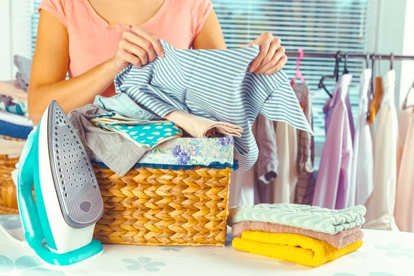 Büyük kazık Çamaşırhane Ütü masası getirerek ev kadını