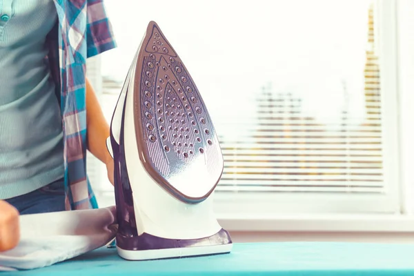 Kadın giysileri Ütü masası üzerinde Ütü Close-up