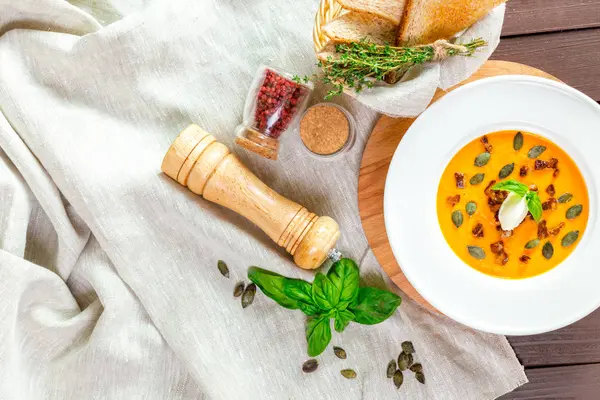 Beyaz tabakta balkabağı çorbası