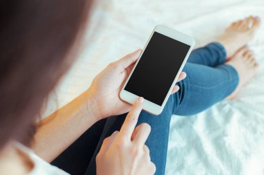 Modern cep telefonu elinde olan kadın 