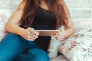 Modern cep telefonu elinde olan kadın 